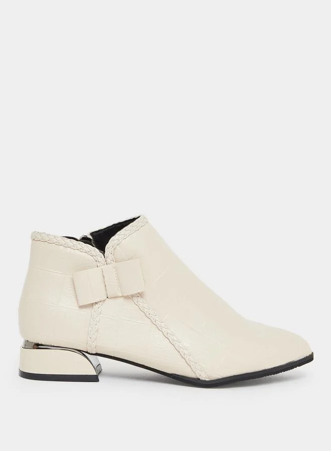 تايك تو حذاء بوت بنقوش بارزة ومزخرف